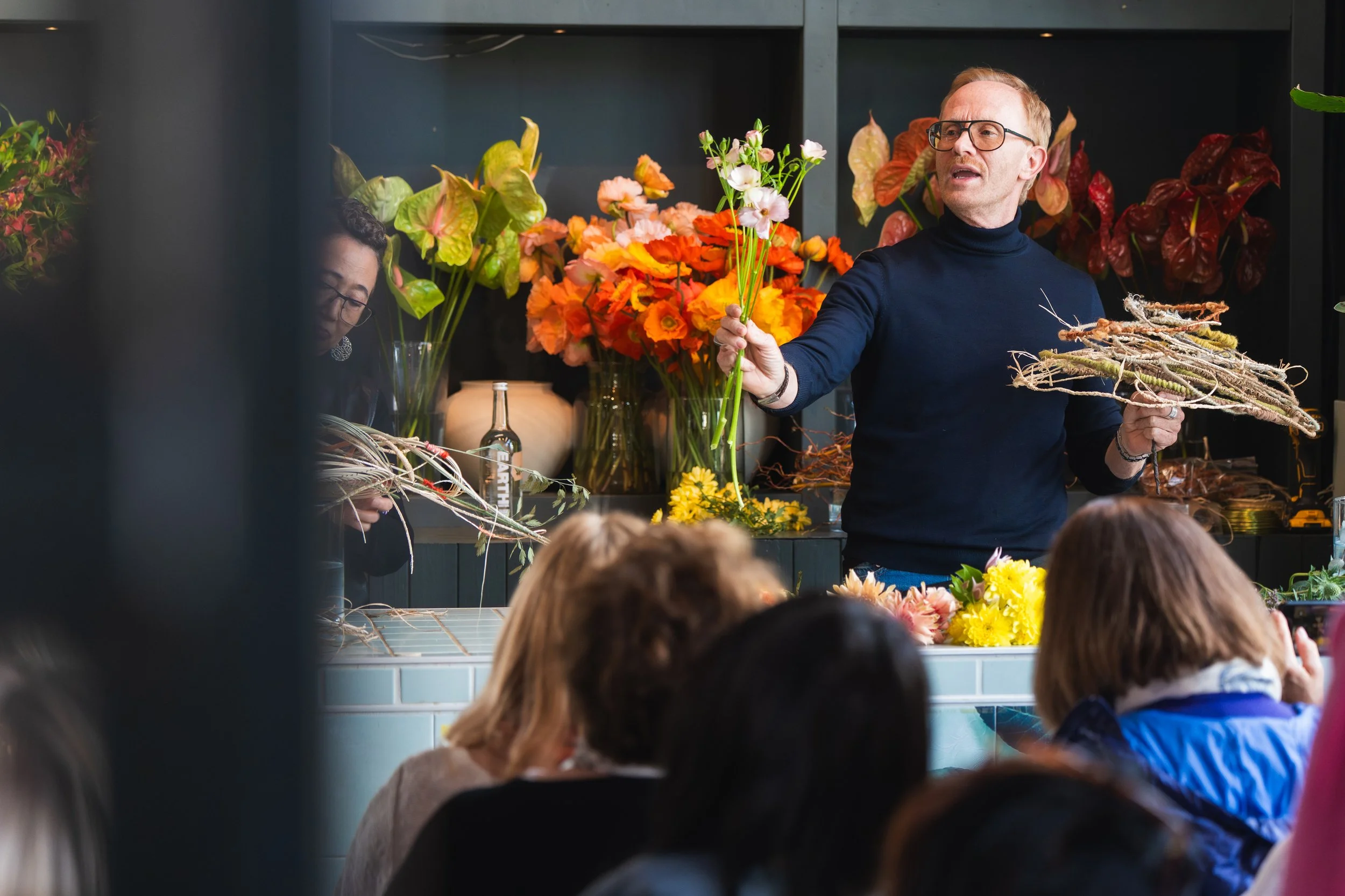 Demonstratie van een boeketconstructie tijdens Floristic Dialog