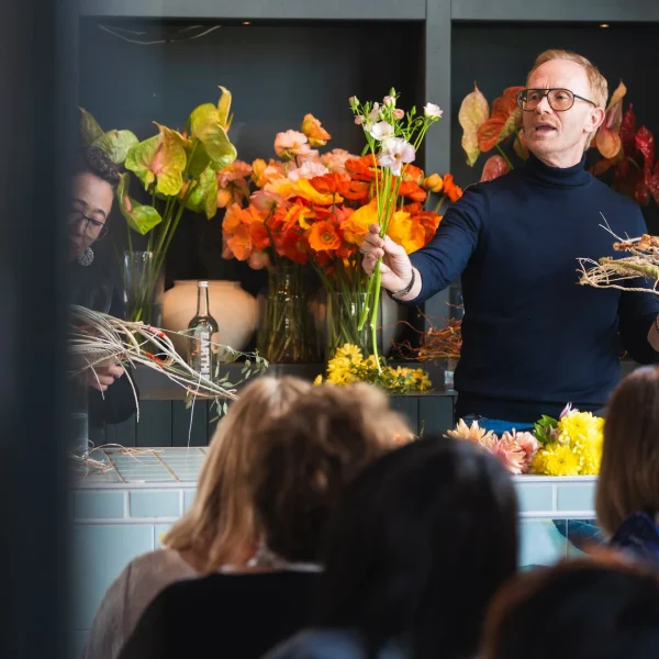 Demonstratie van een boeketconstructie tijdens Floristic Dialog